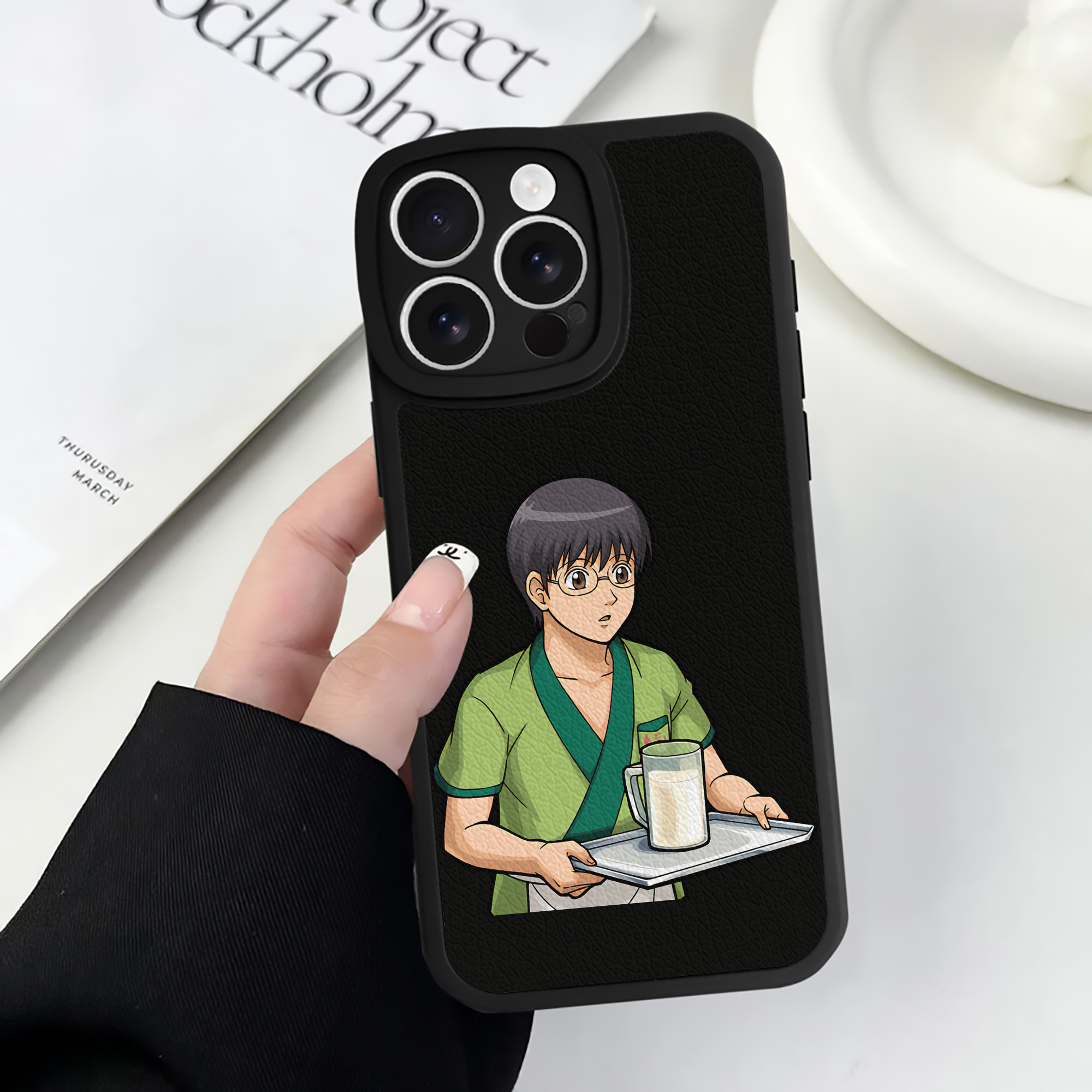 （画像用） ぎんたま 坂田銀時（さかたぎんとき） 神楽 志村新八（しむら しんぱち） GINTAMA Sakata Gintoki Kagura Shimura Shinpachi 【iPhone 16シリーズ対応】シリコンスマホケース（レザー調） 材質：シリコン